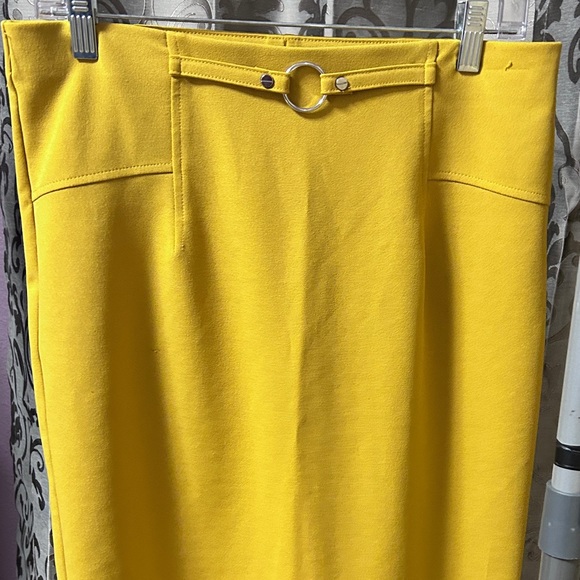 In excellent condition - mustard color - Picture 3 of 5